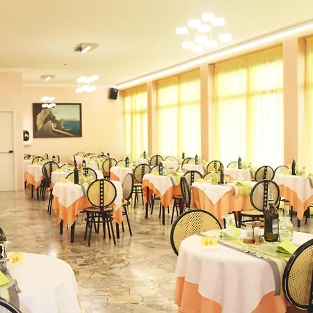 Diamante Colazione Xl Parcheggio Gratis A 5 Chilometri Da Fiera מלון