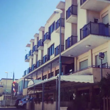 Diamante Colazione Xl Parcheggio Gratis A 5 Chilometri Da Fiera Ξενοδοχείο 3*