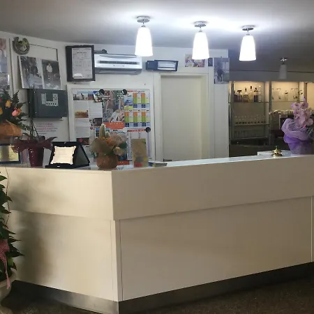 Diamante Colazione Xl Parcheggio Gratis A 5 Chilometri Da Fiera فندق 3*